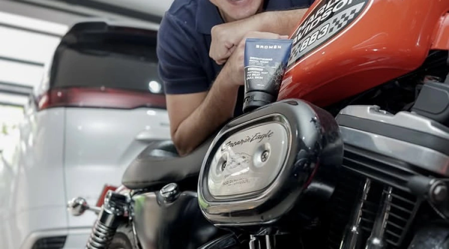 Disebut sedang Kritisi Pemda, Surya Insomnia Terekam Tambal Jalan Berlubang di Tangsel