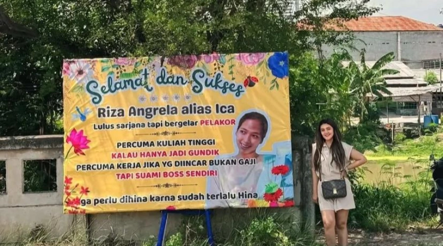 Heboh! Riza Angrela Dapat Banner Sindiran dari Istri Sah ‘Lulus Sarjana Bergelar Pelakor'