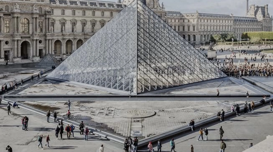 Kronologi Pencurian 8 Berlian di Museum Louvre Prancis Hanya dalam Waktu 4 Menit