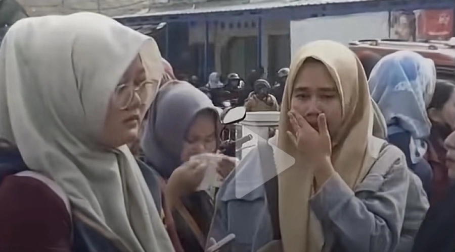 Video Penuh Tangis Ribuan Karyawan Pabrik Bulu Mata Terbesar di Indonesia di-PHK Massal