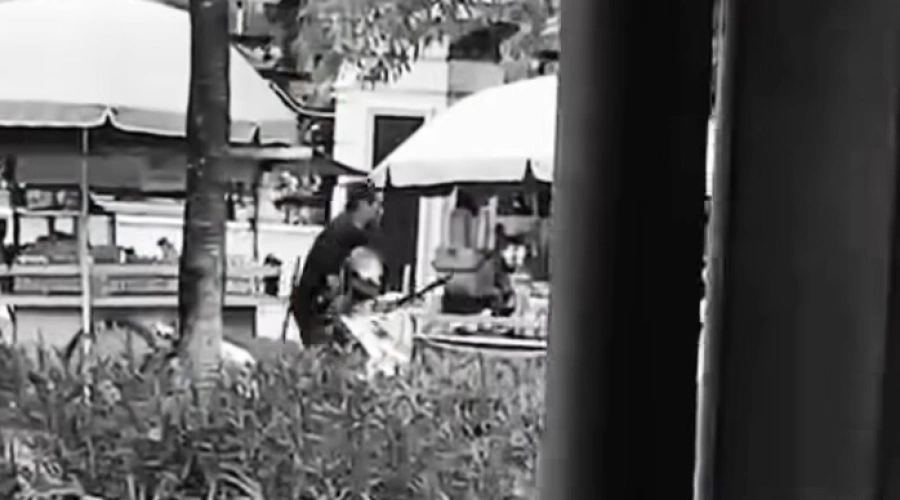 Ngeri! Pria di Kalsel Bacok Pria Diduga Selingkuhan Istrinya di Pinggir Jalan Raya