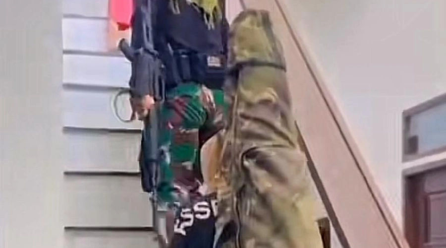 Detik-detik Menegangkan! Sniper Jokowi Masuk ke Rumah Warga untuk Pengamanan