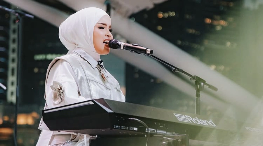 Siapa Putri Ariani yang Cover Lagu Golden di F1 Singapore 2025? Ini Profil Lengkapnya