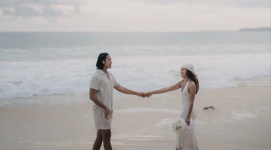 Unik! Sean Gelael Lamar Hana Malasan di Pantai, Cincin Ditancapkan di Batok Kelapa