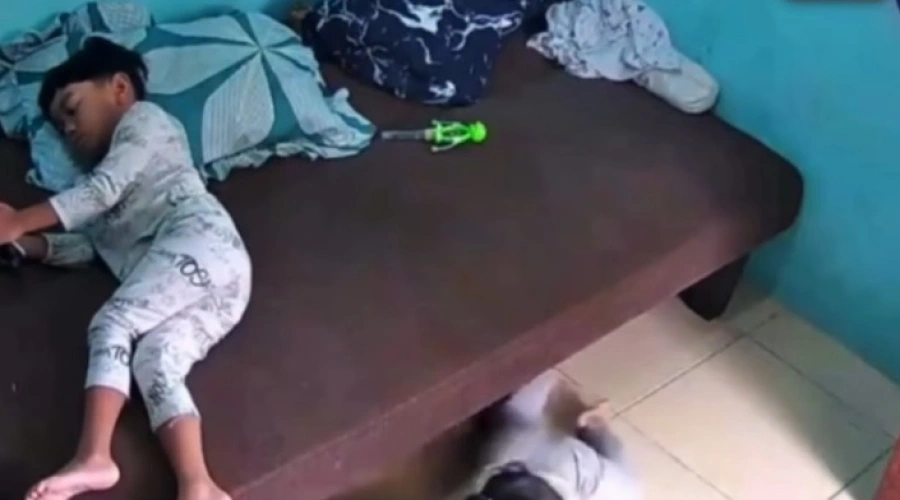 Heboh! Detik-detik Anak Kecil Ditarik Sosok Tak Terlihat Masuk ke Kolong Kasur