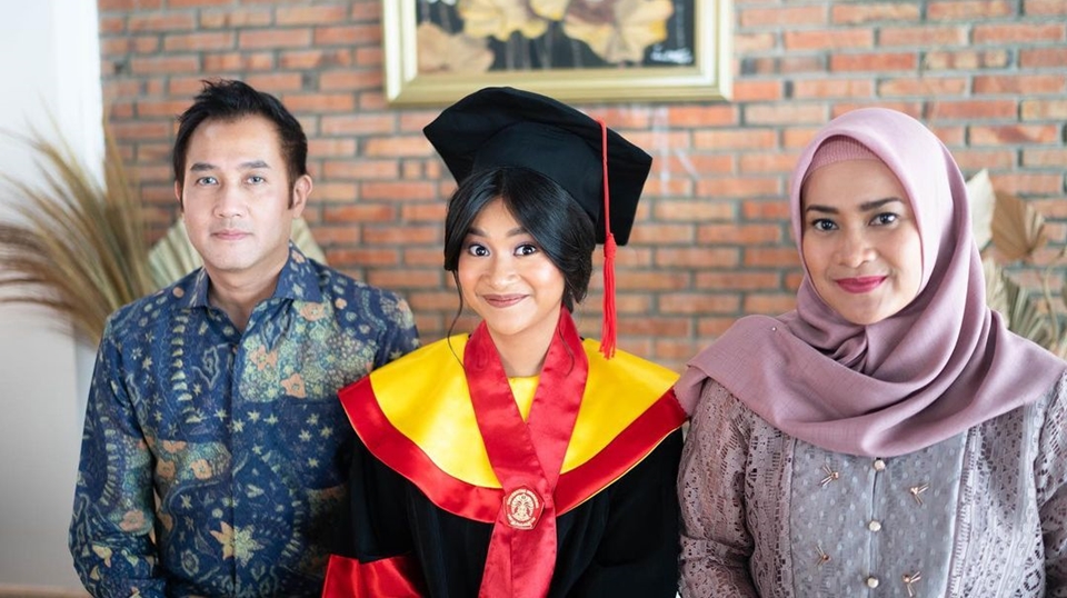 Putri Ikke Nurjanah Ikut Ngeband Bareng Bragi, Berikut 5 Potret Cantik Adira Kania