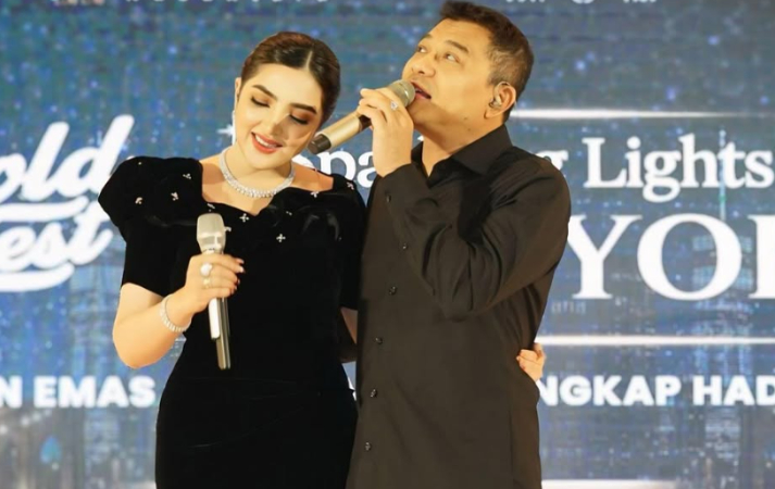 Ashanty Pamer OOTD Kondangan di Calon Besan, Kalung Mewahnya dari Plastik