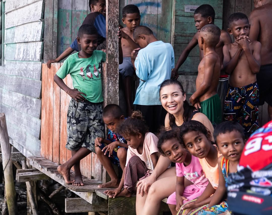 Angela Gilsha bersama anak-anak Raja Ampat. [Instagram] 