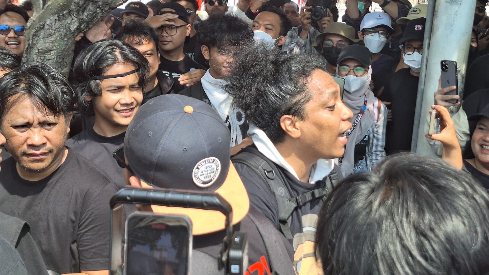 Arie Kriting Gelar Premiere Film 'Kaka Boss' Padahal Paginya Ikutan Demo Penolakan UU Pilkada