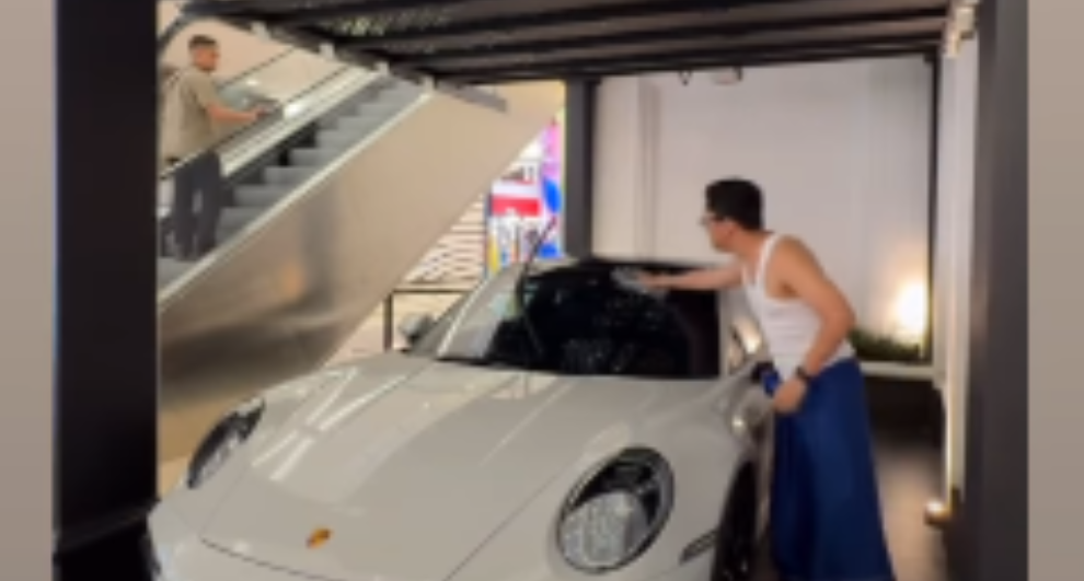 Arief Muhammad Pake Singlet dan Sarung, Nyapu Rumah di Dalam Mall Eh Jadi Tontonan Pengunjung