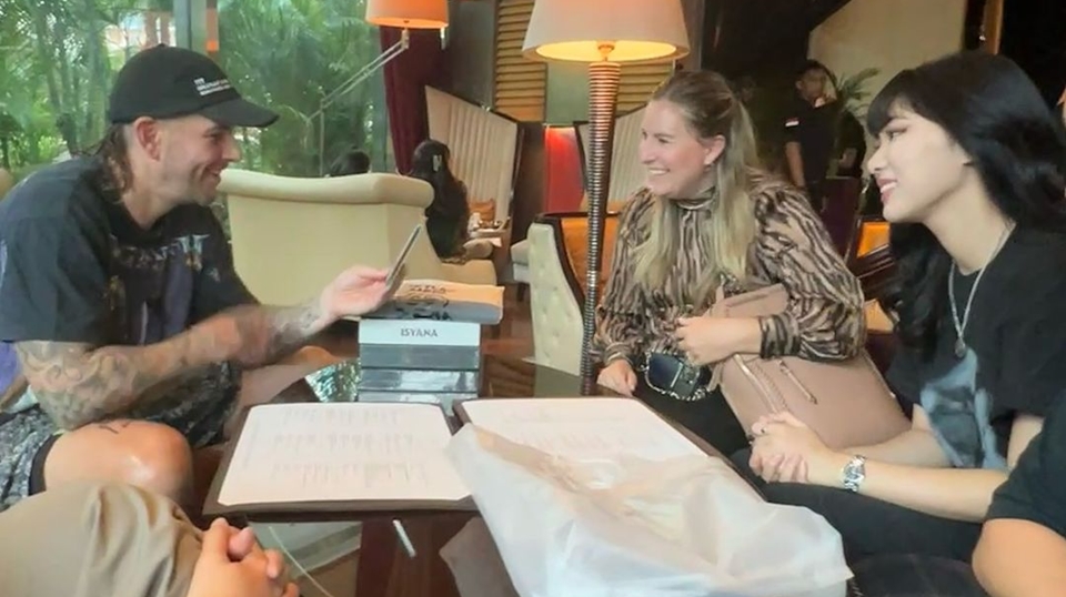 8 Potret Artis Ketemu Avenged Sevenfold yang Bakal Gelar Konser di Jakarta