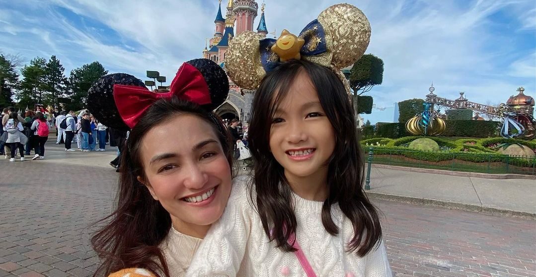 Tingkah Lucu Salma Dewanto Lepas Penyu di Gili Bareng Atiqah Hasiholan dan Rio Dewanto