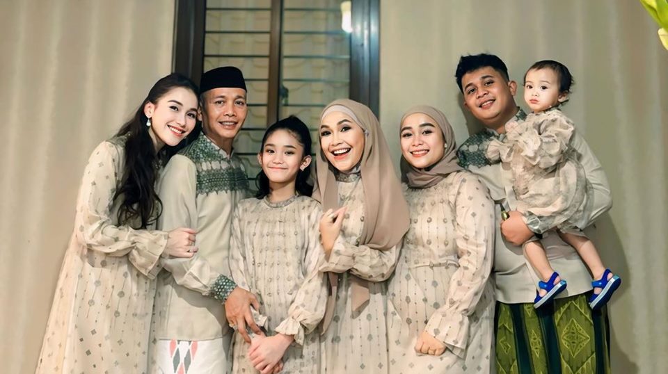Ortu Ayu Ting Ting dan Calon Besan Berangkat Haji Bareng Tahun Ini