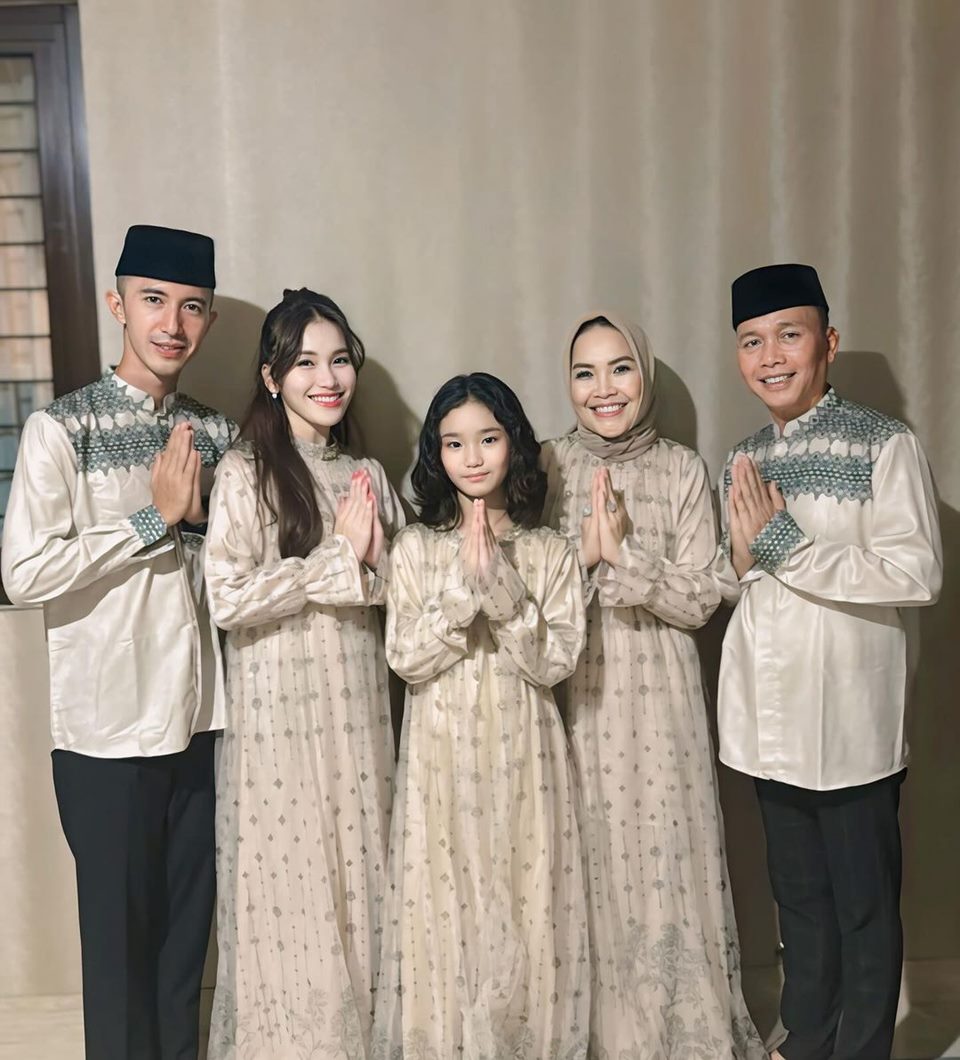 Ayu Ting Ting Ngacir Keluar Rumah, Takut Telat Ikut Salat Ied