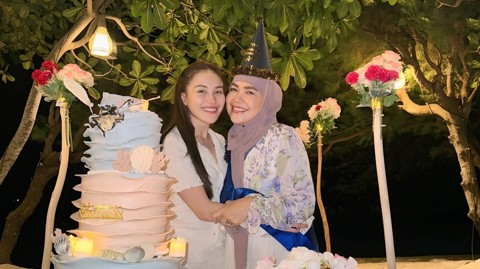 Ayu Ting Ting Ungkap Perasaan Haru pada Ibu, Penampilannya Bikin Ngakak