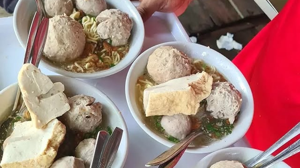 Terenak di Jakarta? Yuk, Cobain Bakso Pakde Kumis yang Jadi Langganan Para Sultan!
