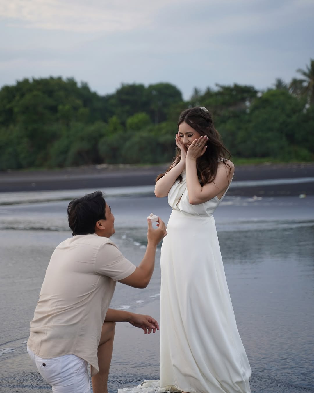 Billy Syahputra lamar Viktoriya Kolesnaya di Bali. [Instagram]