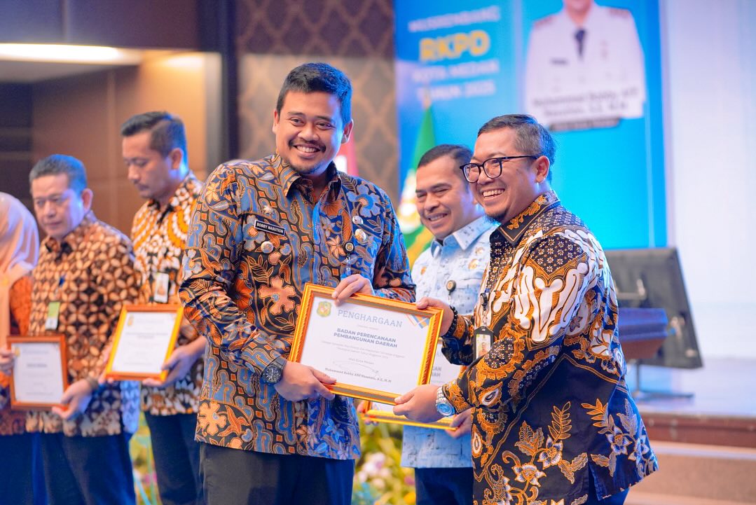 Daftar Pilgub Sumut, Bobby Nasution bareng Kahiyang Ayu Kompak Pakai Sepatu Harga Ratusan Ribu