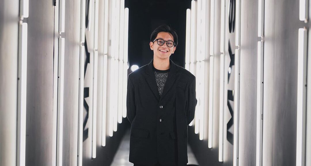 Brandon Salim Rayakan Waisak Pakai Sarung, Netizen: kaya mau jumatan