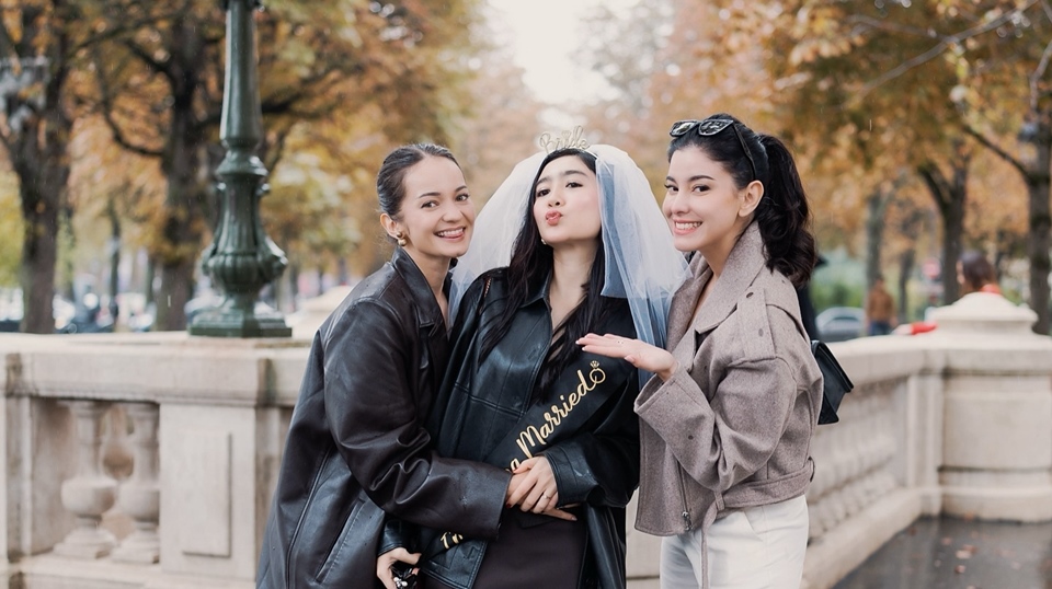 5 Potret Febby Rastanty Dapat Kejutan Bridal Shower dari Enzy Storia dan Medina Dina di Paris