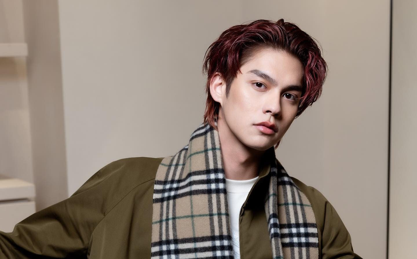 Gagal Konser di Jakarta, Bright Vachirawit Tampil Ganteng di Event Burberry