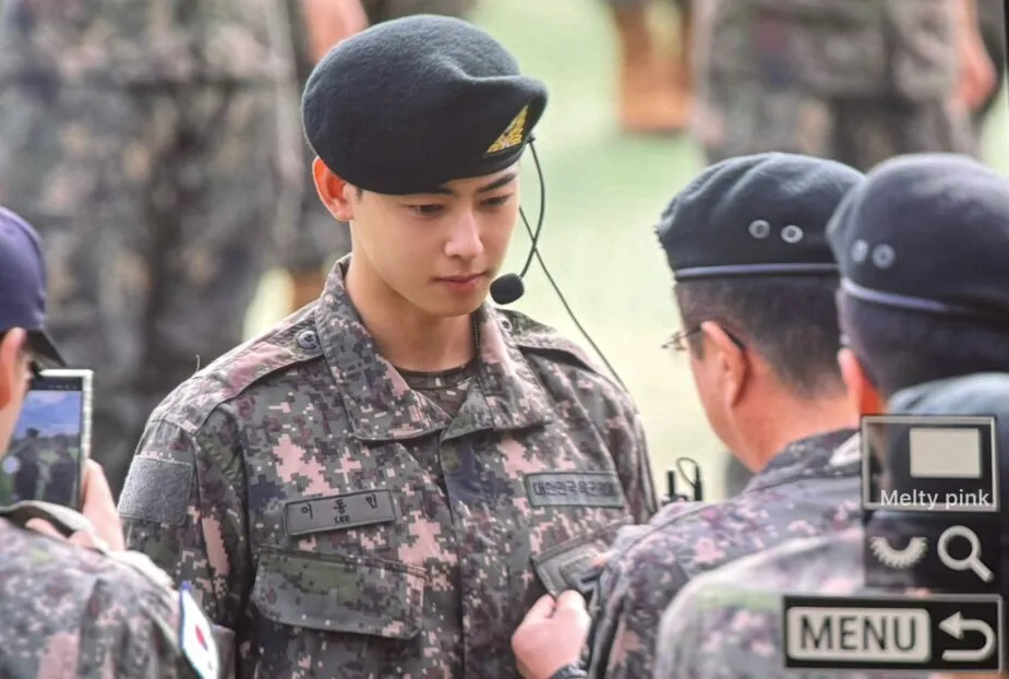 Cha Eun-woo Tampil Bak Aktor Drama di Upacara Kelulusan Militer, Netizen Salfok ke Visual Wajahnya