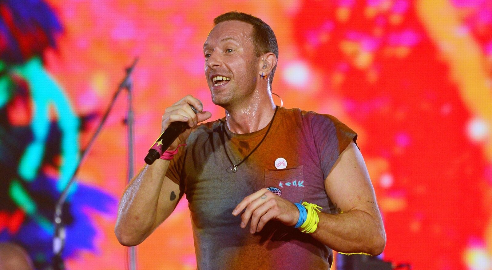 Bangga, Chris Martin Kenakan Pakaian Tradisional Jawa di Event Internasional