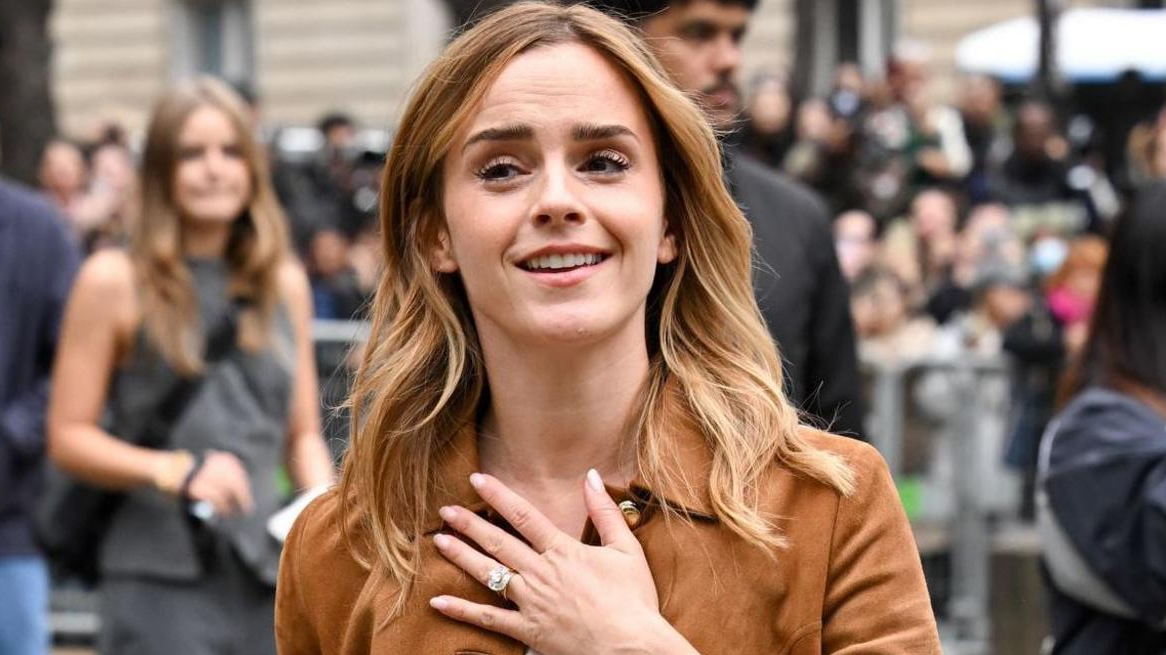 Fans Heboh! Emma Watson Diduga Tunangan Setelah Tertangkap Kamera Kenakan Cincin Mewah di Paris