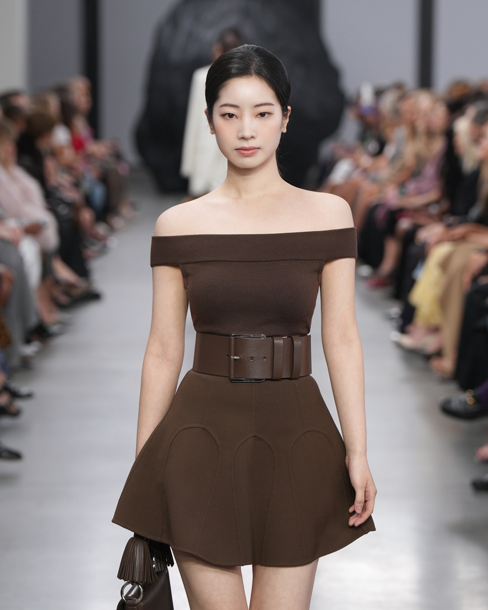 Gebrakan Mengejutkan, Dahyun TWICE Debut sebagai Model Runway di Fashion Show Brand Ternama