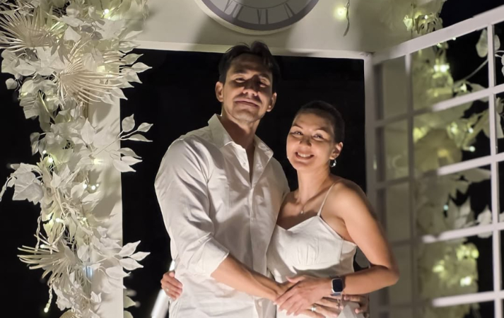 Nyaris 20 Tahun Menikah, Pasangan Darius Sinathrya dan Donna Agnesia Tetap Romantis!