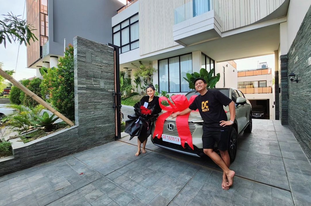 Bella Bonita Ulang Tahun, Denny Caknan Hadiahi Mobil Seharga Rp500 Juta