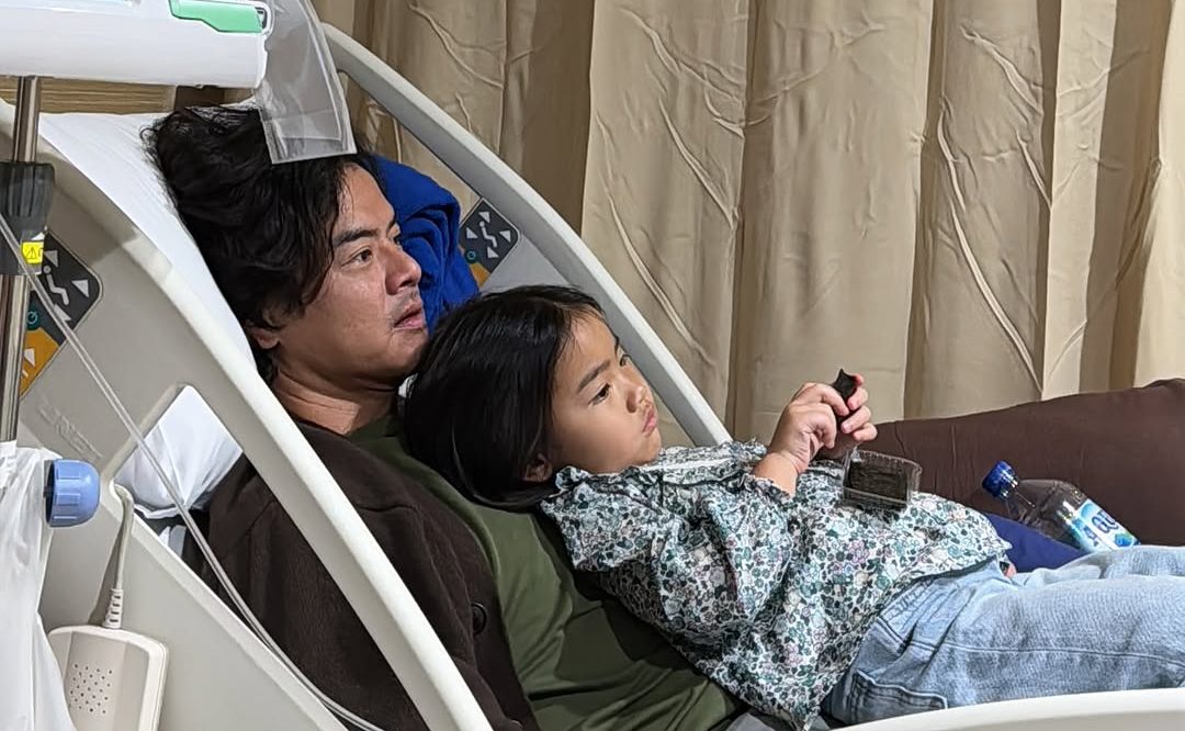 Dion Wiyoko Masuk RS, Ditemani Anak Perempuan All Out Bawa Segambreng Mainan