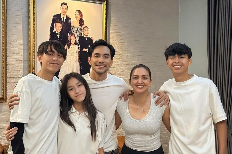 Keluarga Darius Sinathrya dan Donna Agnesia [Instagram]