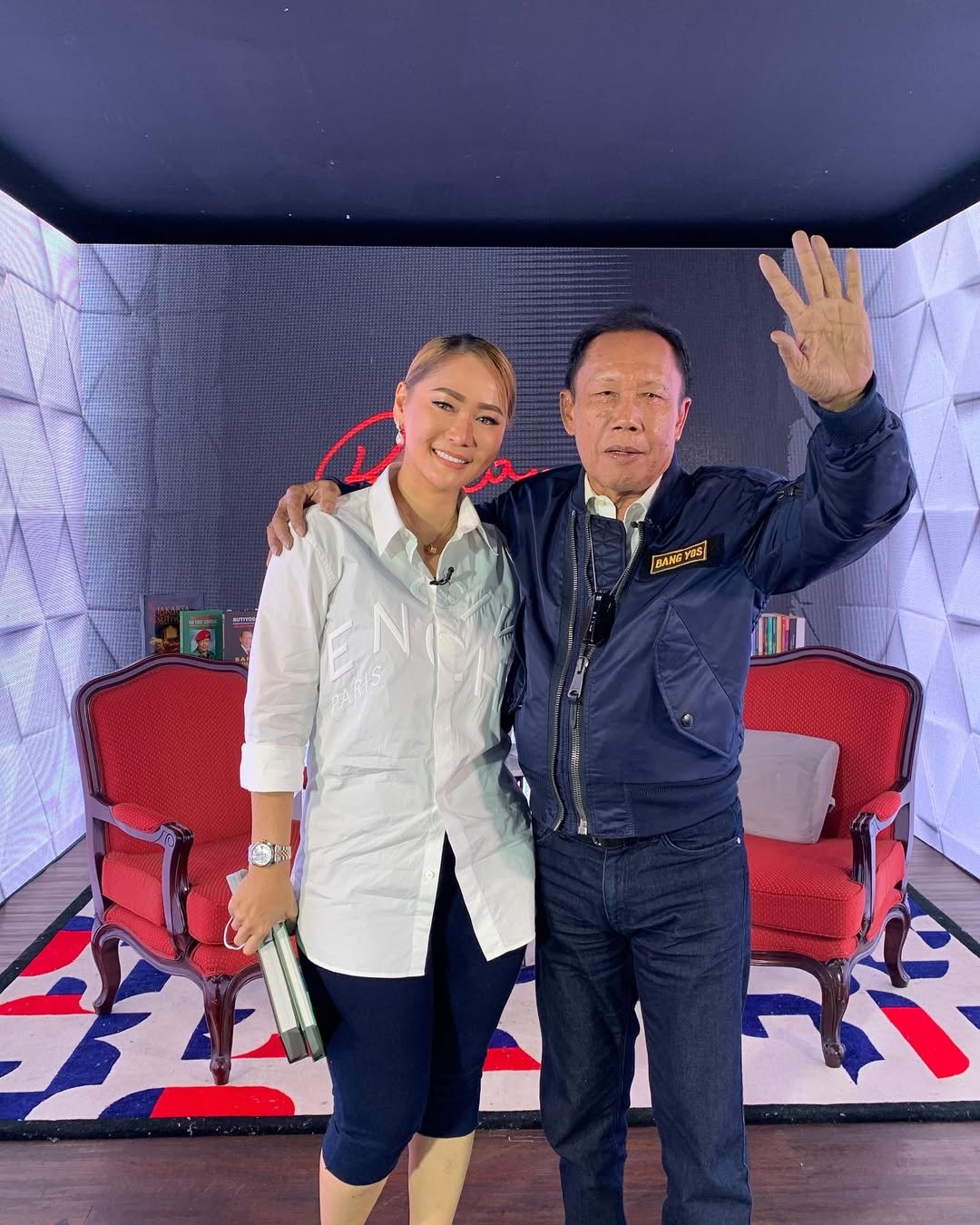 Eks Gubernur DKI Jakarta Sutiyoso bersama pedangdut Inul Daratista.