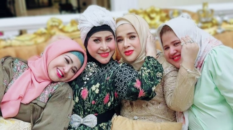 Elvy Sukaesih dan Anak-anaknya