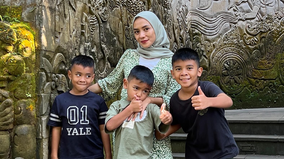 Khawatirkan Adab, Enno Lerian Gak Izinkan Anak-Anak Pakai HP