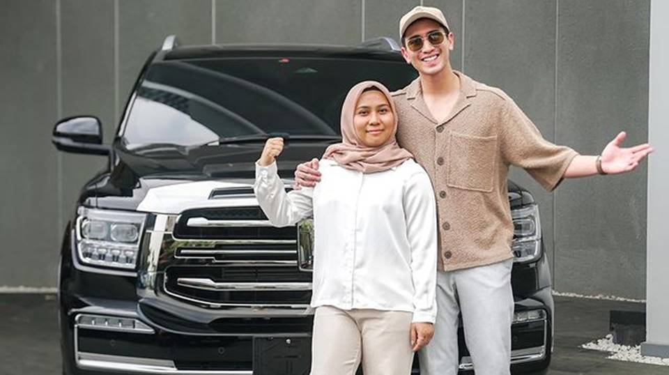 Sudah Sampai Rumah, 7 Potret Verrell Bramasta Pamer Mobil Mewah Buat Ibu Sambung