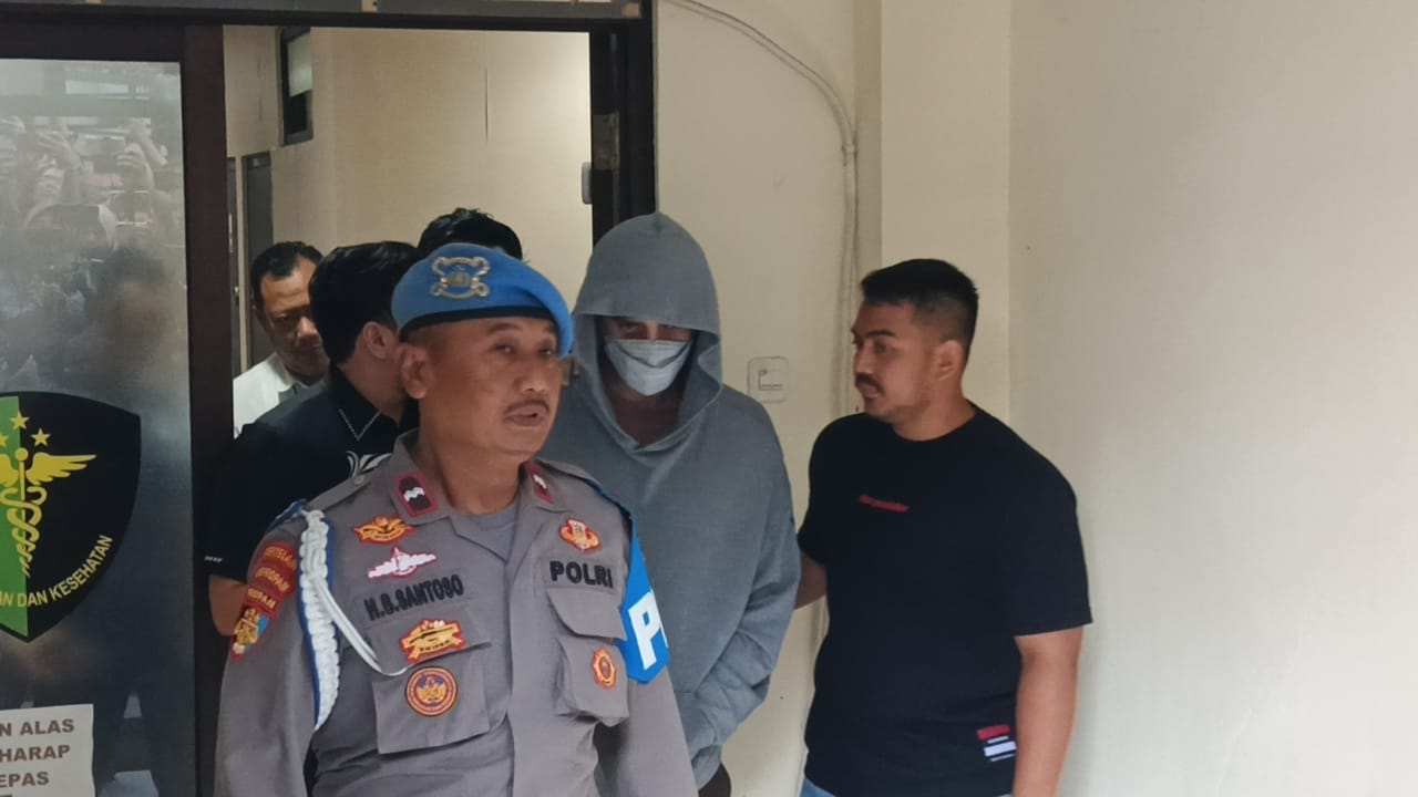 Penampakan Fachri Albar saat Digiring Polisi