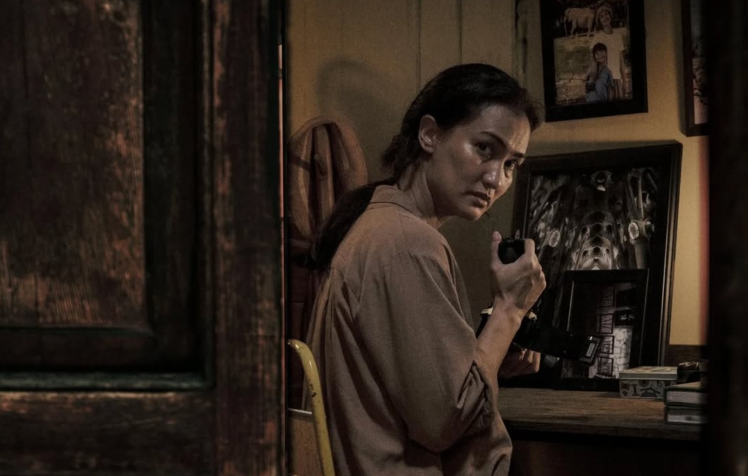 Sinopsis Film Terkutuk, Kisah Horor Jurnalis Foto Diteror di Rumah Susun