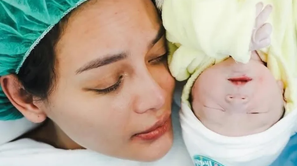 Tak Ada Pesta Meriah, Erika Carlina Rayakan Ultah ke-32 Secara Sederhana Bareng Baby Andrew