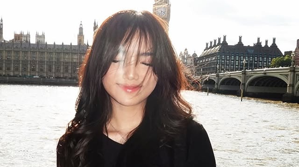 Liburan ke London, Fuji Pamer 3 OOTD Kece yang Bisa Jadi Contoh Loh!