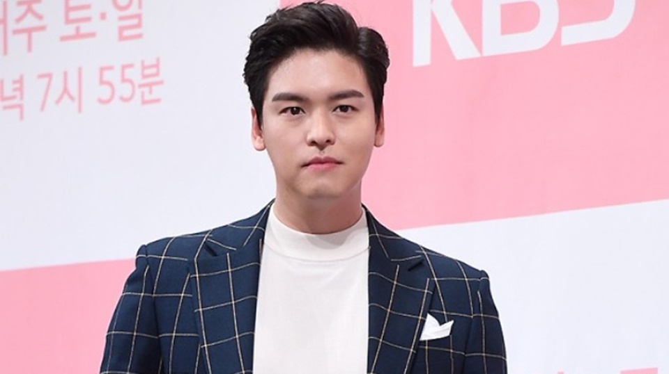 Lee Jang Woo Bantah Tegas Isu Selingkuhi Mantan Pacar Hingga Beri Uang Tutup Mulut