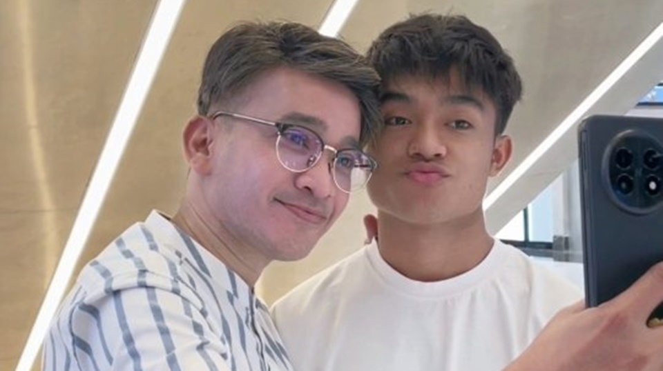 Beda Keyakinan, Momen Betrand Peto Tungguin Ruben Onsu Salat Bikin Terharu