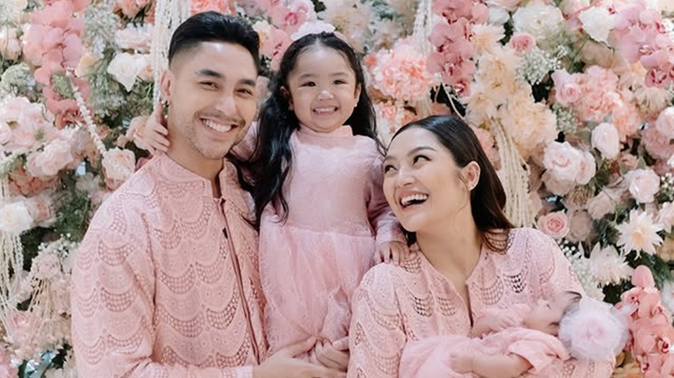 Siti Badriah & Xarena Kompak Nangis, Ini 6 Potret Momen Akikah Anak Kedua Krisjiana Baharudin