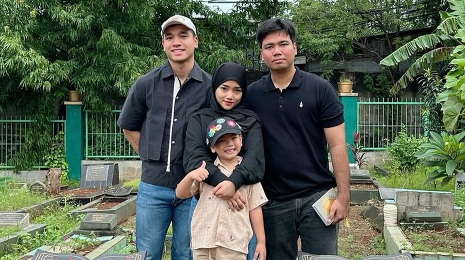Hijab Meleyot Fuji Jadi Sorotan, Intip 5 Foto Pengajian Frans Faisal Jelang Nikah