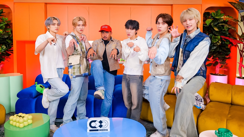 Sal Priadi Ajari WayV Pakai Bahasa Gaul, Xiaojun-Hendery Terbukti dari Planet Lain