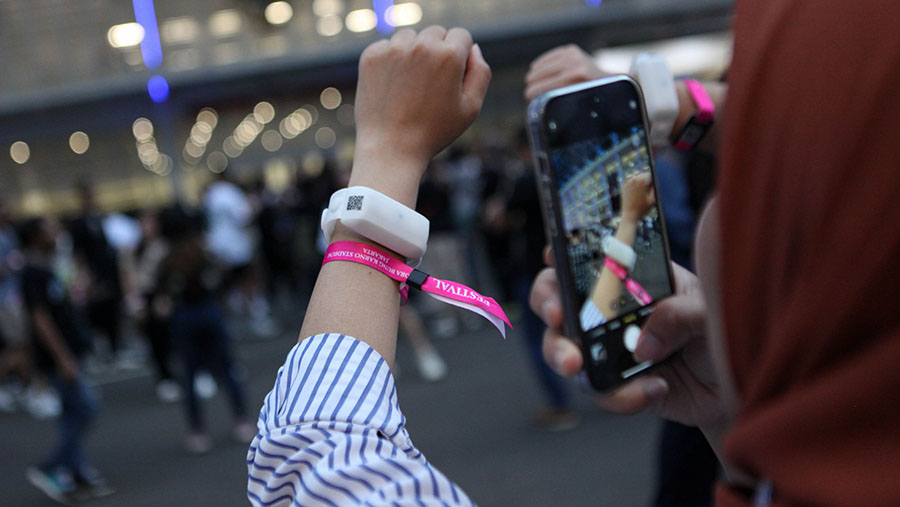 Indonesia Peringkat ke-25 Cuma Balikin Gelang Coldplay 77 Persen, Kalah Dari Malaysia