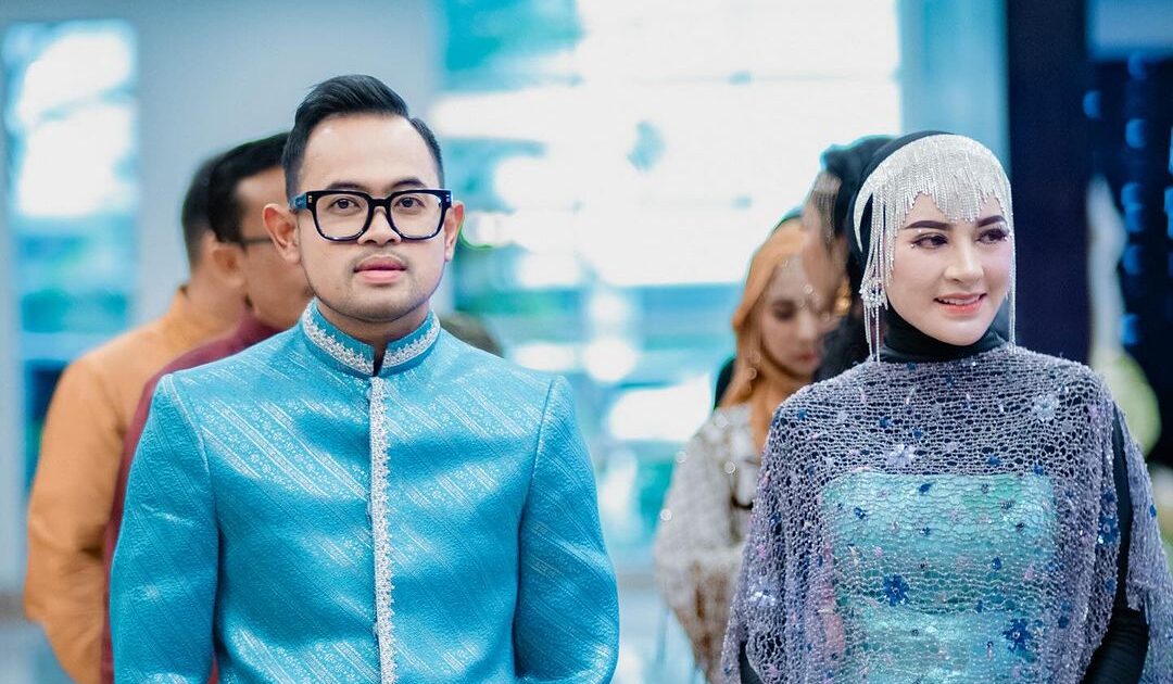 Shandy Purnamasari dan Gilang Juragan99 Bagi-Bagi Segepok Duit Ke Penjual Takjil di Batu