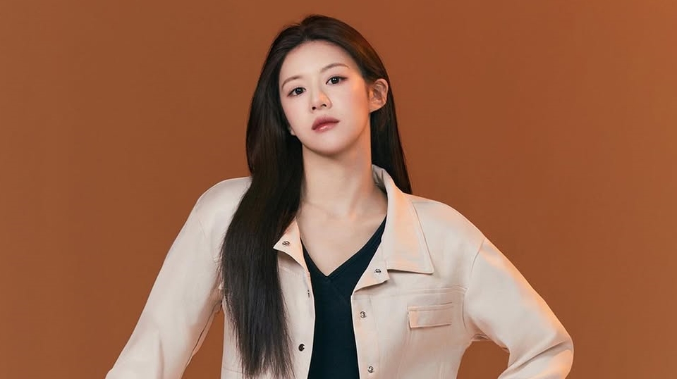 Go Youn Jung Curi Perhatian dengan Poni Baru di PFW 2025