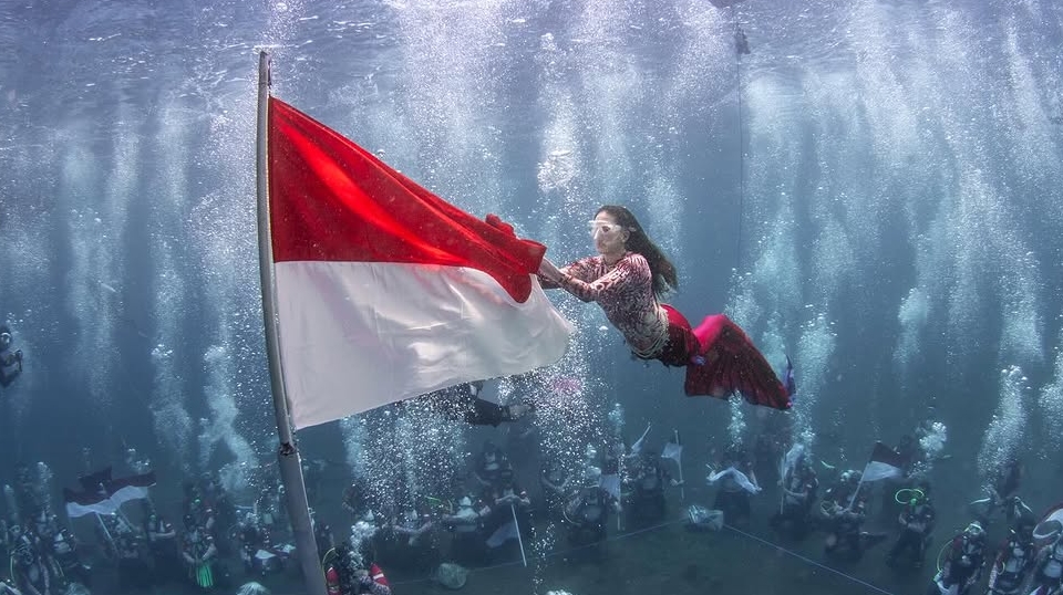 Bak Putri Duyung, Gubernur Maluku Utara Kibarkan Bendera di Bawah Laut Rayakan HUT RI